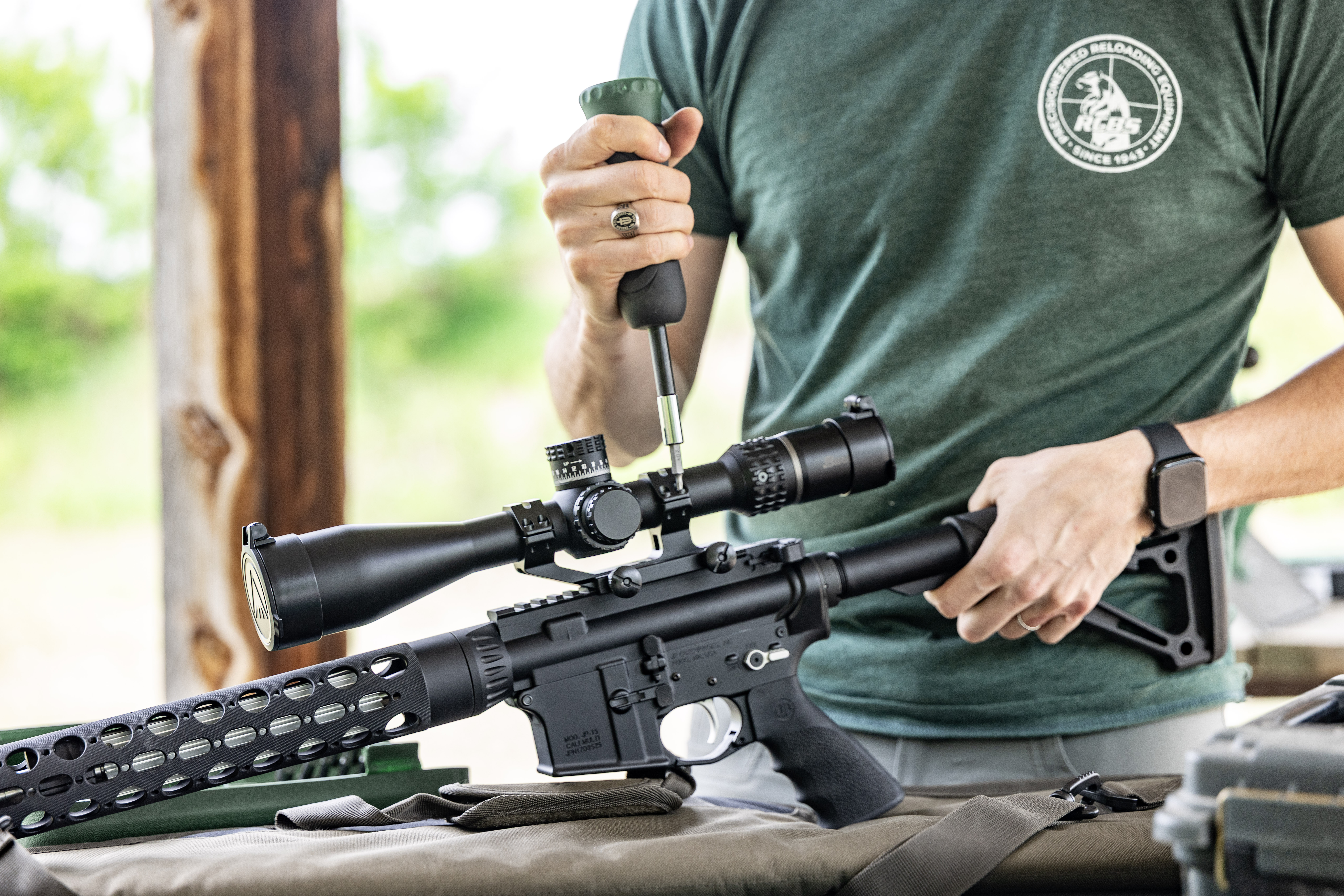 Cantilever scope mount on rifle